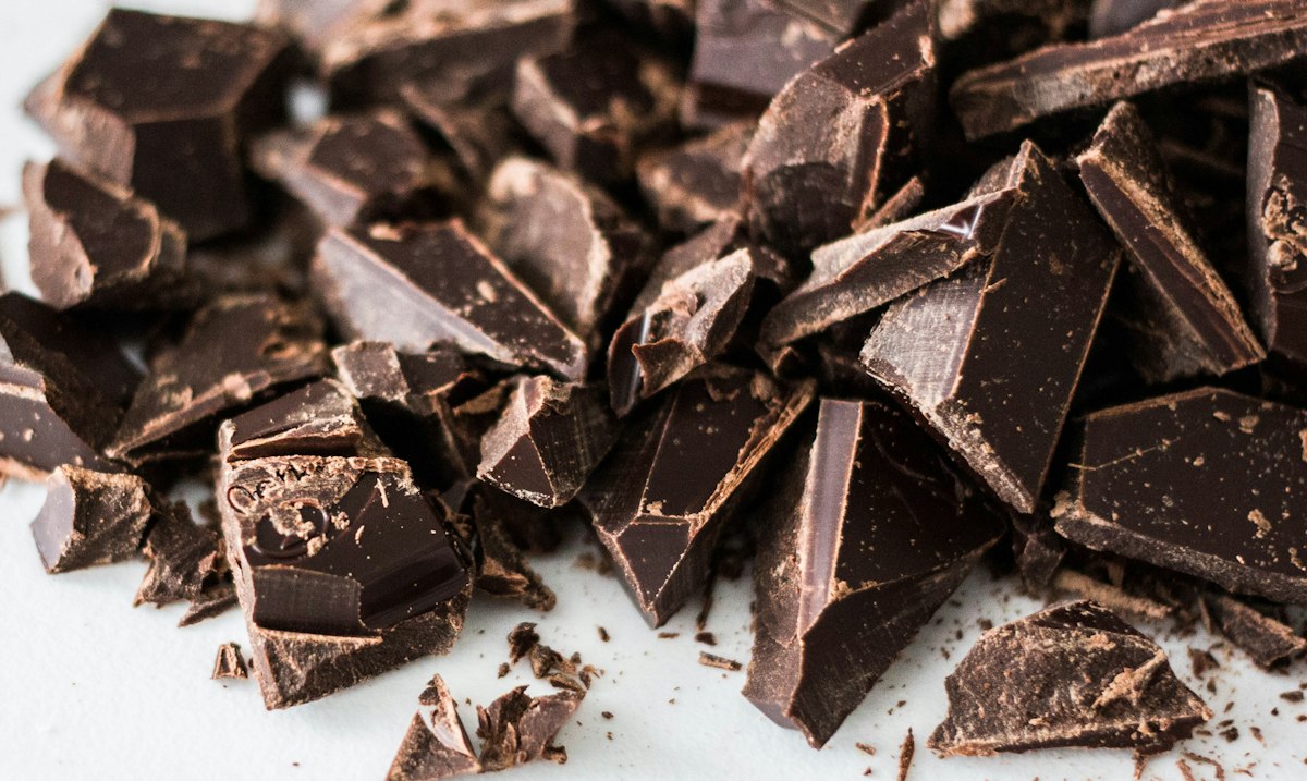 Mestre Chocolatier trabalhando artesanalmente no atelier